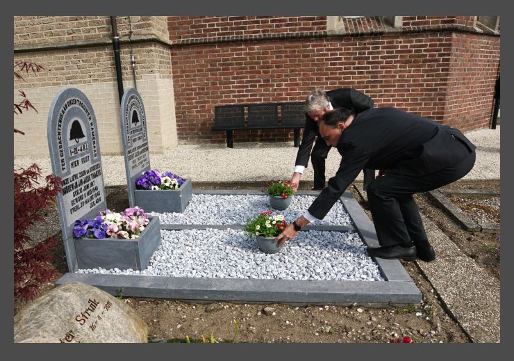 106 RheenenTimmersherdenkingStruikelsteenPlaatsen20210501-NR4927-Coll0136