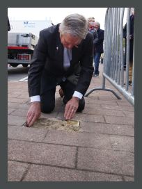 17 StruikelsteenPlaatsen20210501-NR4866-Coll0136