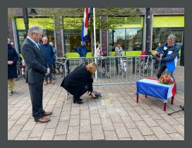 26 StruikelsteenPlaatsen20210501i-Coll0040