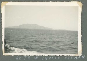 HKV13487IndieJanVanKampenRotsIndiseOceaan-Zj-Album1p05-Coll0592