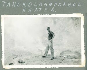 HKV13506IndieJanVanKampenTangkoeranprahoeKrater-Zj-Album1p09-Coll0592