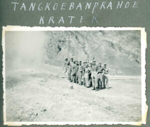 HKV13509IndieJanVanKampenTangkoeranprahoeKrater-Zj-Album1p10-Coll0592