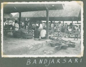 HKV13527IndieJanVanKampenBandjarsariPassardag-Zj-Album1p15-Coll0592