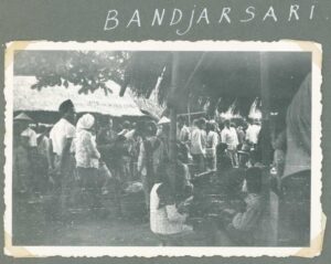 HKV13530IndieJanVanKampenBandjarsariPassardag-Zj-Album1p15-Coll0592