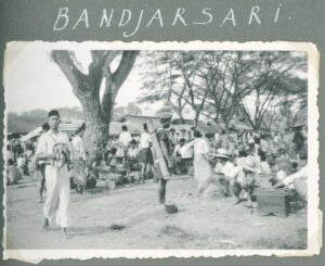 HKV13533IndieJanVanKampenBandjarsariPassardag-Zj-Album1p16-Coll0592